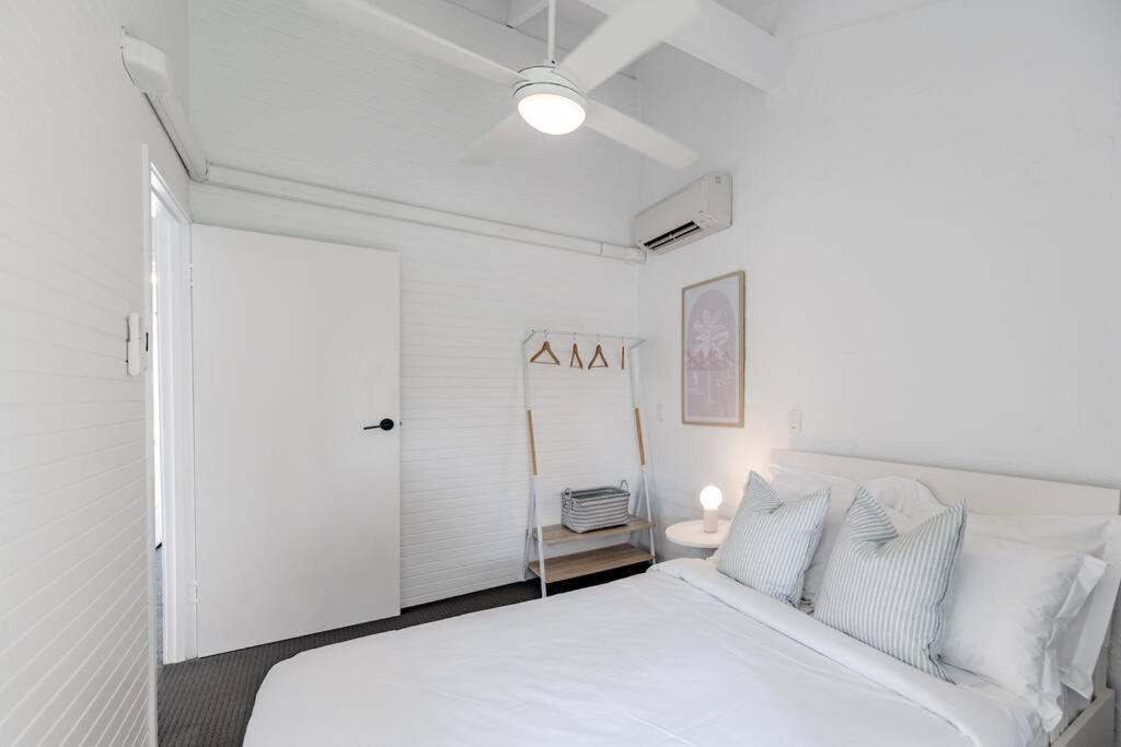 One - Immaculate Townhouse On Parade Apartment