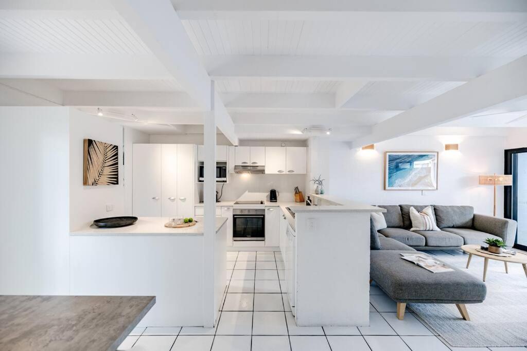 One - Immaculate Townhouse On Parade * Noosa Heads