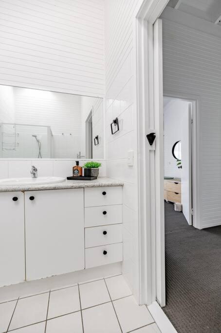 Apartment One - Immaculate Townhouse On Parade
