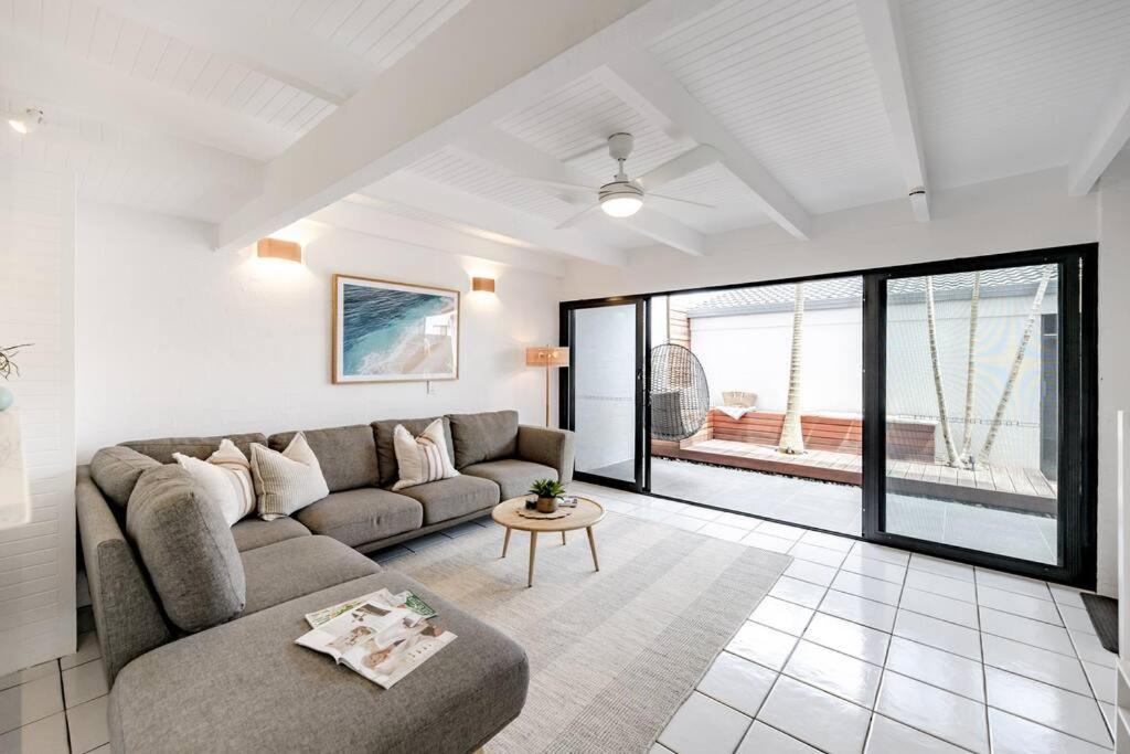 One - Immaculate Townhouse On Parade * Noosa Heads