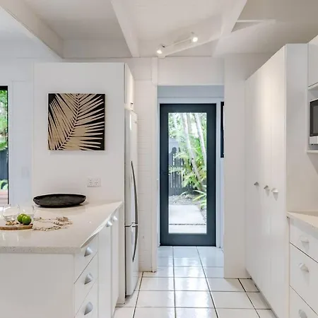 Villa One - Immaculate Townhouse On Noosa Parade Exterior photo