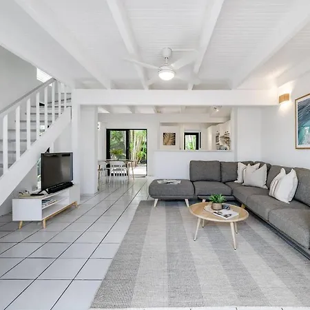 Villa One - Immaculate Townhouse On Noosa Parade Exterior photo
