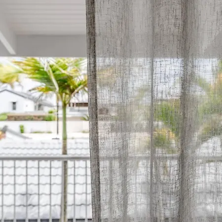 Villa One - Immaculate Townhouse On Noosa Parade Exterior photo