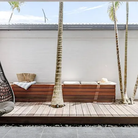 Villa One - Immaculate Townhouse On Noosa Parade Exterior photo