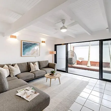 Villa One - Immaculate Townhouse On Noosa Parade Exterior photo