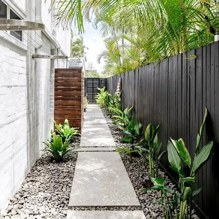 Villa One - Immaculate Townhouse On Noosa Parade Exterior photo