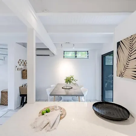 Villa One - Immaculate Townhouse On Noosa Parade Exterior photo