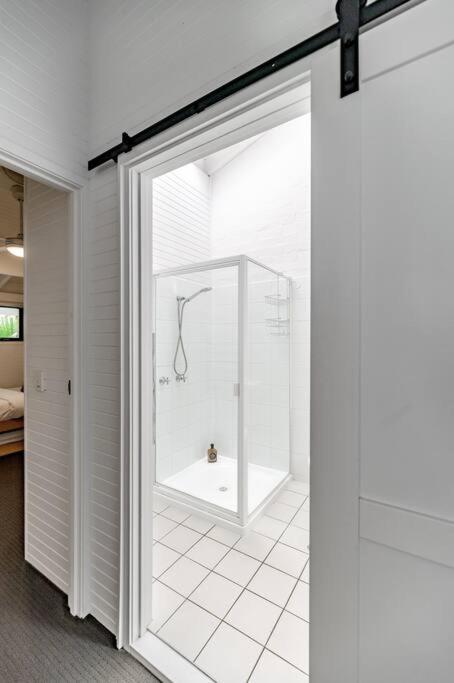 One - Immaculate Townhouse On Parade Apartment